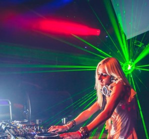 dj met  spiegelbal laser